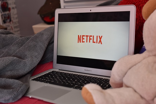 notebook s otevřeným Netflixem
